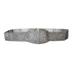 une ceinture argentée ornée d'une boucle argentée, sur fond blanc