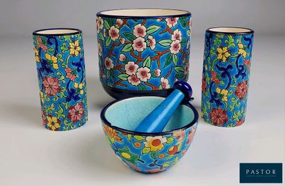 trois bols et deux tasses contenant chacun une cuillère bleue