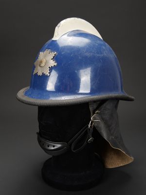 un gros plan d'un casque sur une tête de mannequin