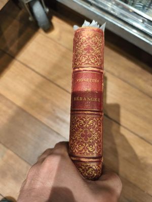 une personne assise par terre, un livre à la main