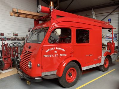 un camion de pompiers rouge garé dans un garage