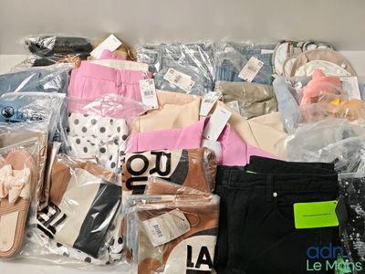 un tas de vêtements et d'autres objets posés sur une table