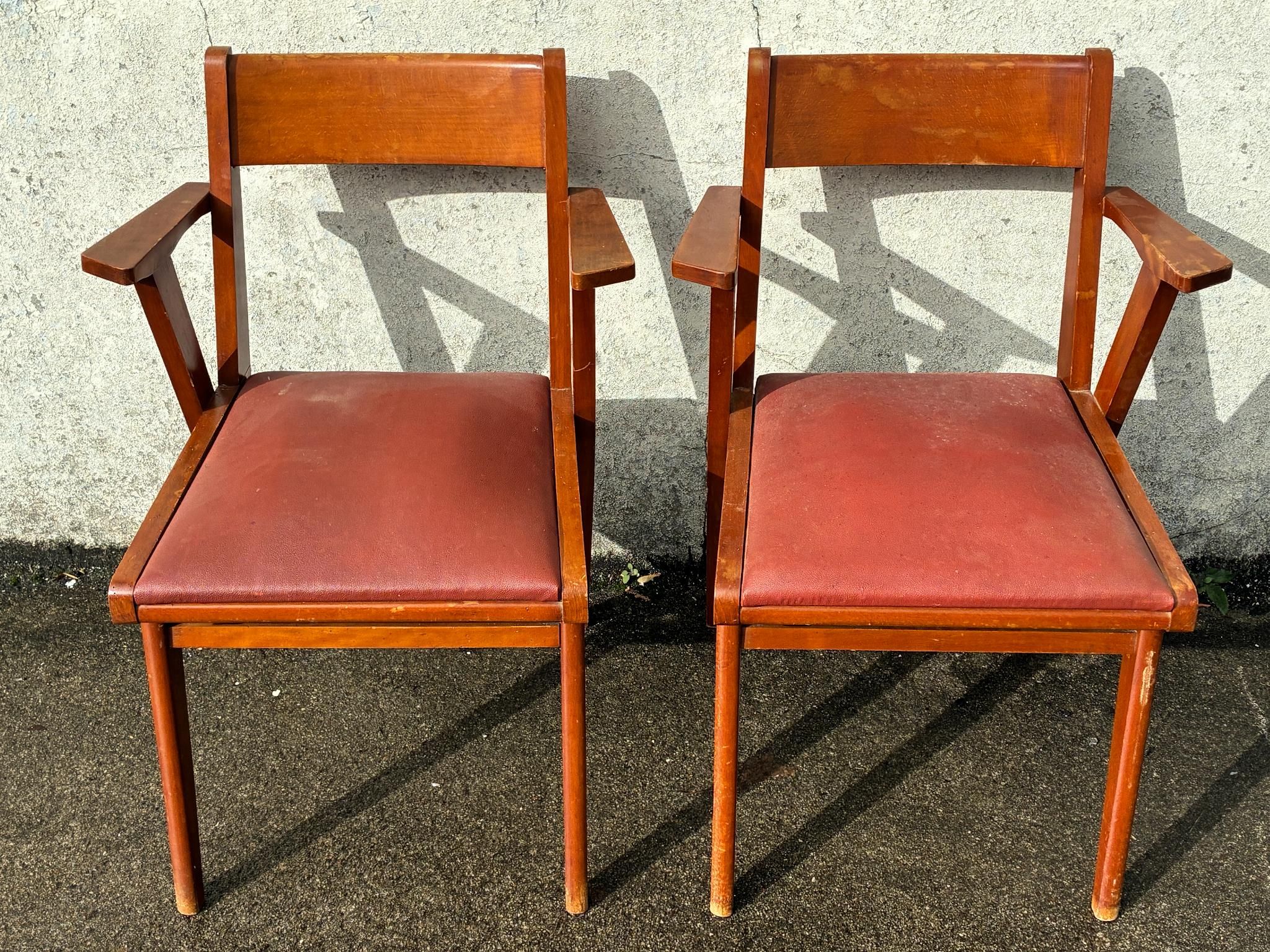 Paire de fauteuils à pieds compas et garniture en skaï rouge…