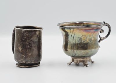 deux tasses posées l'une à côté de l'autre sur une table