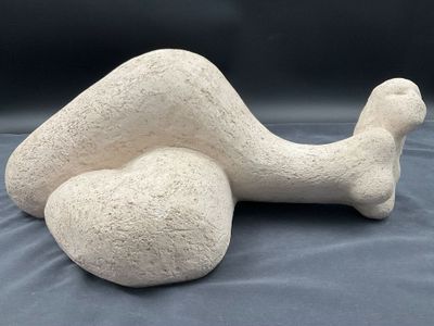 Sculpture en plâtre signée Gil, « femme allongée » daté 1989…