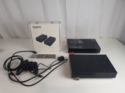 un boîtier avec une télécommande posée sur une table