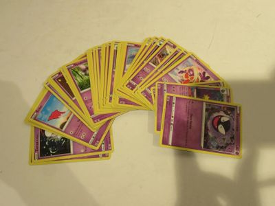 beaucoup de cartes qui traînent sur la table