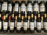 de nombreuses bouteilles de vin posées sur une étagère