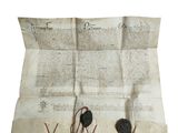 un vieux journal sur lequel est posé un morceau de papier, à côté d'une paire de ciseaux