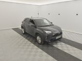 une voiture garée dans une pièce au sol à carreaux