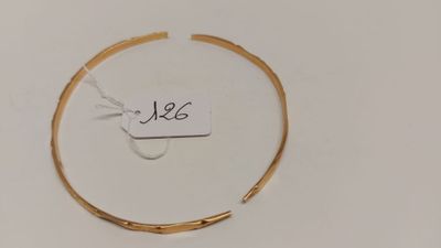 Gros plan sur un bracelet en or portant une étiquette