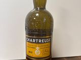 une bouteille de whisky posée sur une table en bois