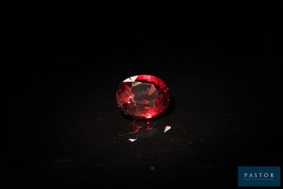 gros plan d'un diamant rouge sur une surface noire