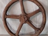 une roue en bois posée sur une table
