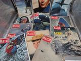plein de magazines posés dans une valise par terre