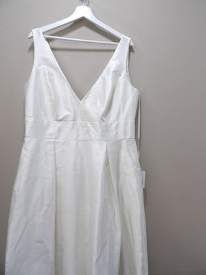CÉRÉMONIE / Robe de mariée à bretelles avec jolis détails de…