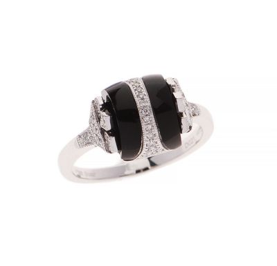 une image représentant une bague en noir et blanc sertie de diamants