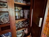 un buffet en bois sur lequel sont disposés de nombreux plats et tasses