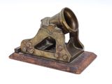 canon plaqué laiton sur socle en bois, sur fond blanc