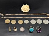 gros plan d'un bouquet de bijoux sur une table