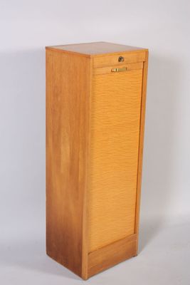 une petite armoire en bois munie d'une porte
