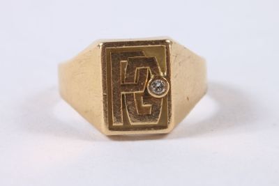 une image représentant une bague-sceau en or ornée d'un diamant au centre