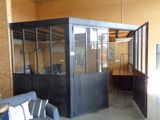 une pièce dans laquelle se trouvent un canapé et un fauteuil