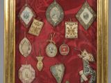 une photo d'une photo représentant une collection d'objets décoratifs dans un cadre doré