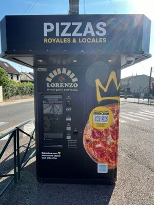 un distributeur automatique de pizzas au bord de la route