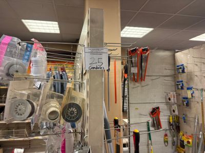 de nombreux outils accrochés au mur de l'atelier
