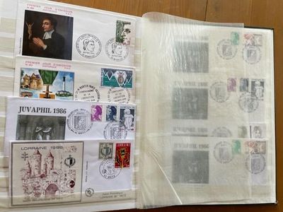 un livre avec un tas de timbres dessus