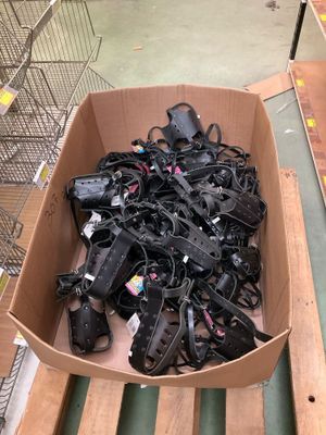 524 muselières comprenant : - 100 grosses muselières en cuir…