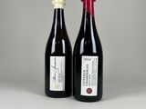 deux bouteilles de vin posées l'une à côté de l'autre sur une table