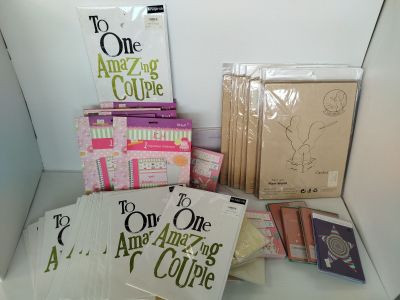 beaucoup de livres qui traînent sur une étagère