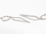 paire de boucles d'oreilles en diamant sur fond blanc