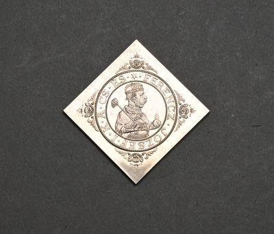 une vieille pièce d'argent sur laquelle figure l'effigie d'une femme