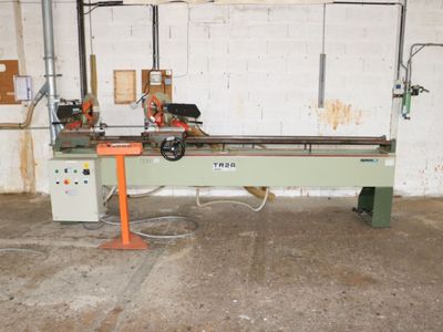 une machine qui travaille sur une pièce de bois