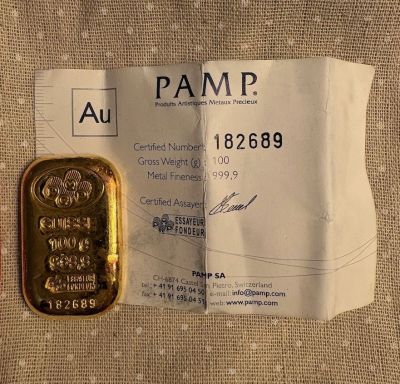 un petit morceau d'or posé sur un bout de papier