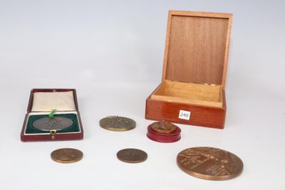 ENSEMBLE de médailles dont: -Cinquantenaire 1918-1968