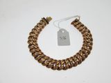 gros plan d'un bracelet portant une étiquette de prix