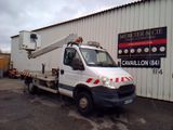 un camion blanc garé devant un bâtiment