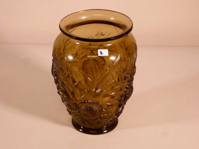 un vase en verre brun orné d'un motif floral