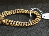 un bracelet en chaîne en or avec une étiquette