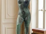 une statue représentant une femme debout sur une table