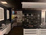 une image d'une cuisine avec beaucoup d'espace de travail