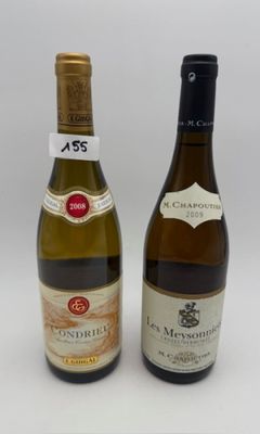 deux bouteilles de vin posées l'une à côté de l'autre sur une surface blanche