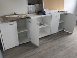un bureau sur lequel se trouve un ordinateur, au milieu d'une pièce