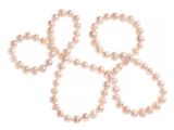 quatre perles blanches sont disposées en cercle sur une surface blanche