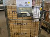 un chariot sur lequel se trouvent quelques cartons dans un entrepôt