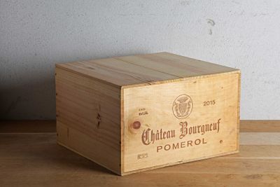 une boîte en bois avec une étiquette posée sur une table